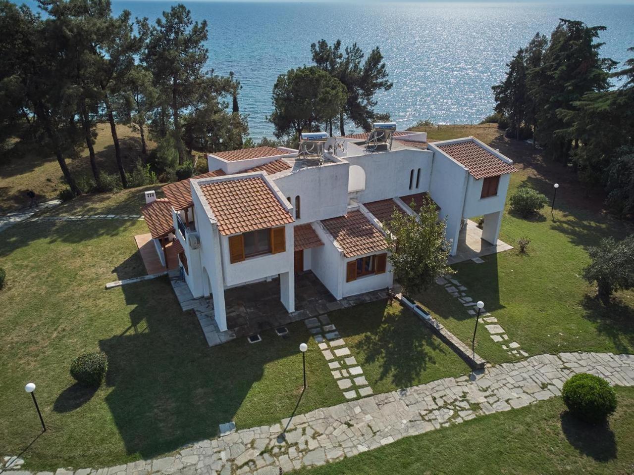 Summerday Villa Private Beach Неа-Ираклия Экстерьер фото